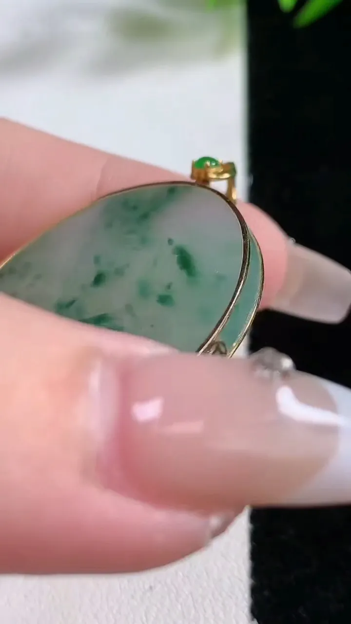天然A货翡翠种飘花无事牌吊坠，尺寸34-2.7，重:8.84g
12月24日