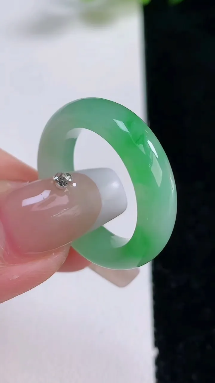 天然A货翡翠指环戒指，尺寸17.7-5.7-3.8，重量:4.99g2025年12月24日
工厂直销收藏佳品,种好水足，色泽均匀，有种有色，上手高大气！