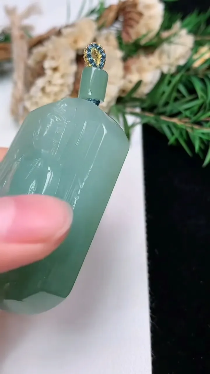 天然A货翡翠素衣观音吊坠，尺寸52-38.8-13，重量:61.01g
12月24日