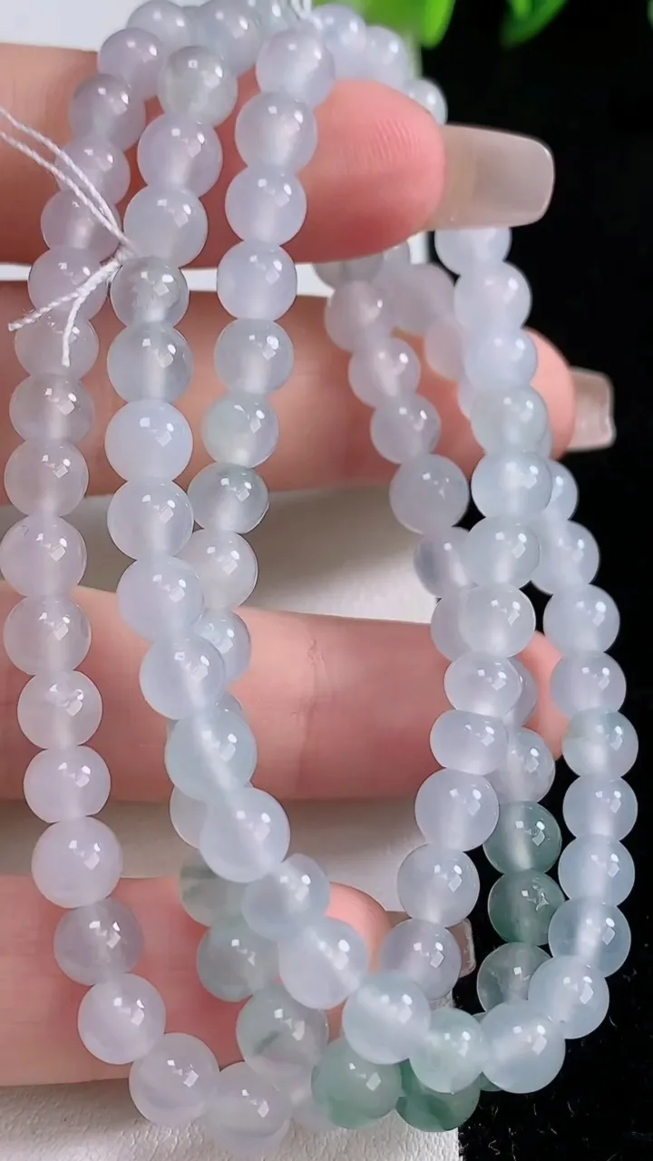 天然A货翡翠冰种飘花圆珠项链，尺寸5.7-101颗，重量:31.73g
12月24日