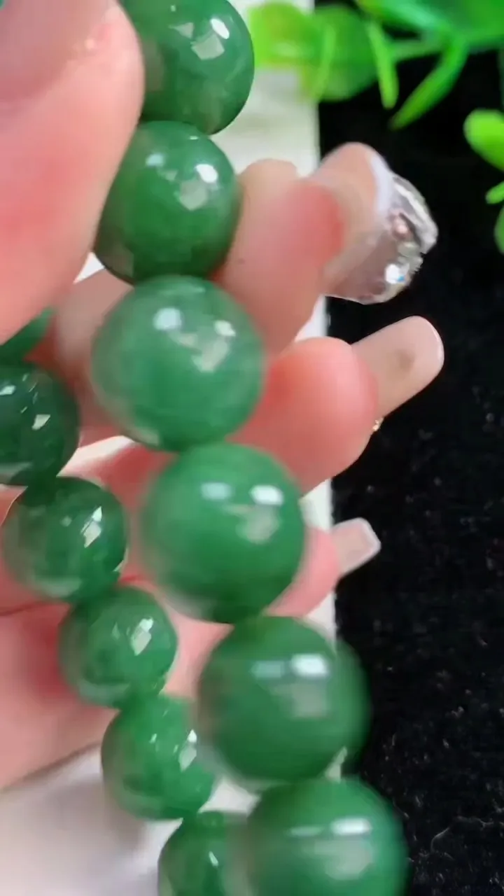天然A货翡翠圆珠手串，尺寸12.7-17颗，重量:57.07g12月24日
工厂直销收藏佳品,种好水足，色泽均匀，有种有色，上手高大气！