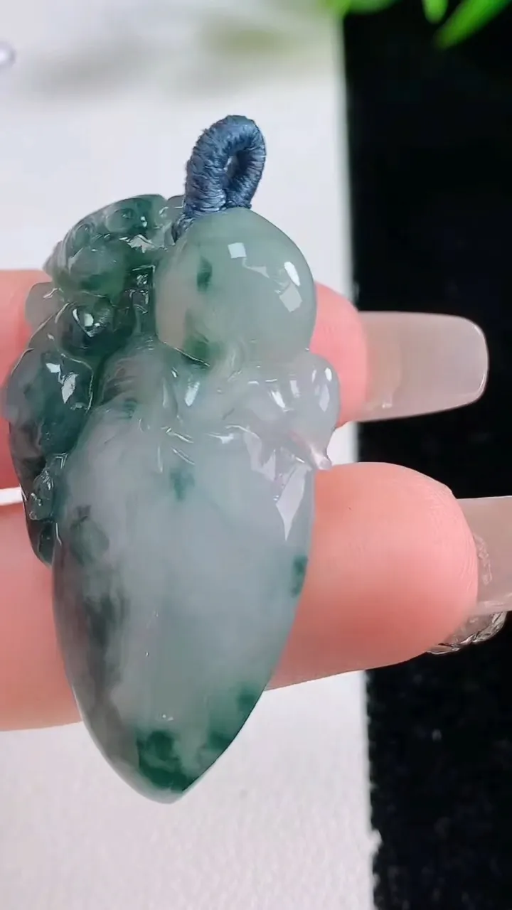 天然A货翡翠飘花寿桃吊坠，尺寸37-22.8-6，重量:8.51g
12月24日