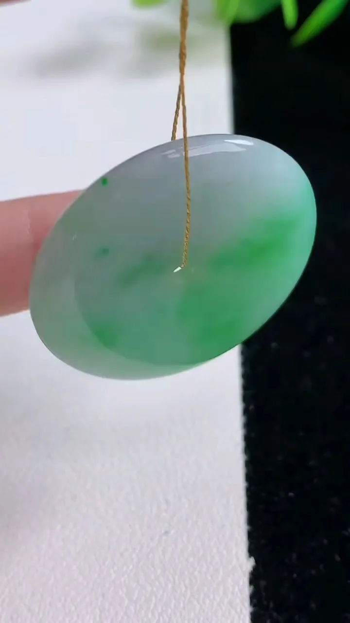 天然A货翡翠平安扣吊坠，尺寸34.4-5，重量:15.00g
12月24日