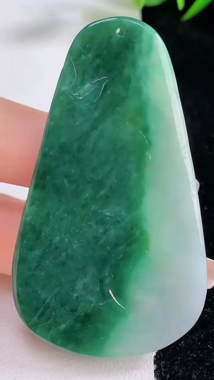 天然A货翡翠阿弥陀佛吊坠，尺寸66-37.6-5.4，重量:25.69g
12月24日