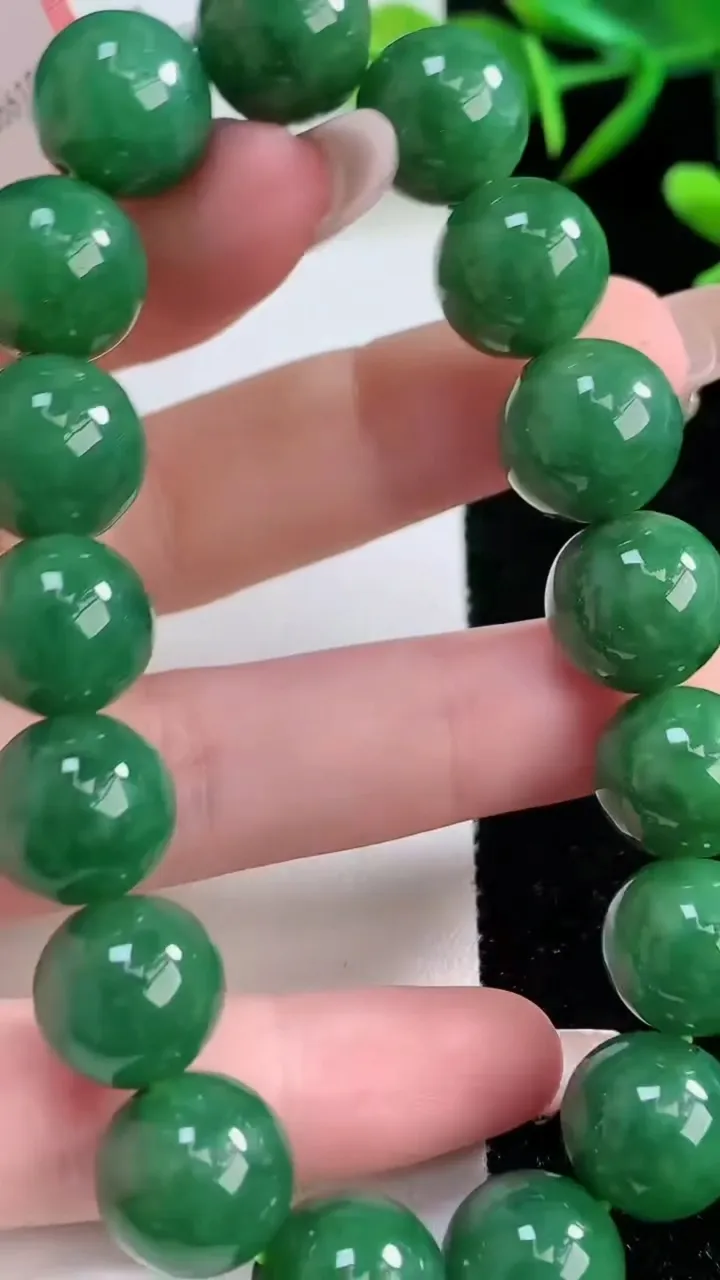 天然A货翡翠圆珠手串，尺寸12.7-17颗，重量:57.07g12月24日
工厂直销收藏佳品,种好水足，色泽均匀，有种有色，上手高大气！