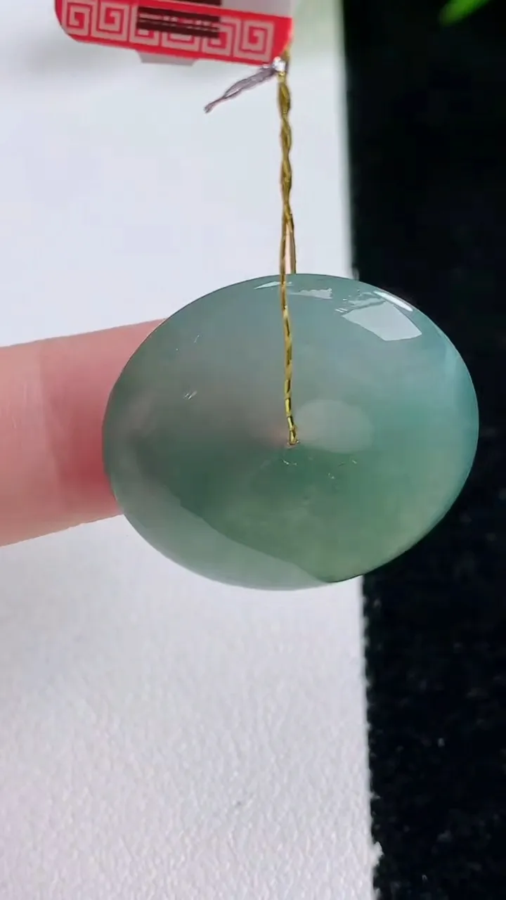 天然A货翡翠平安扣吊坠，尺寸24.7-5.6，重量:7.10g
12月24日