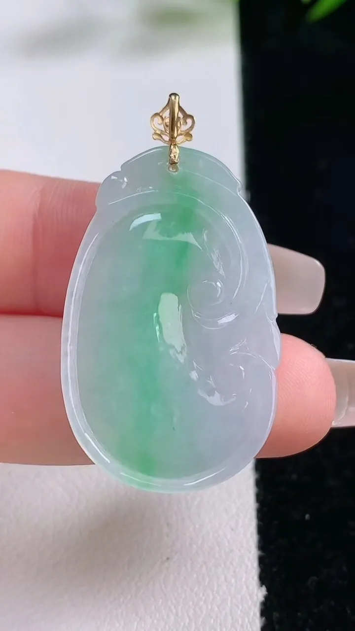 天然A货翡翠如意吊坠，尺寸34-21.2-4，重量:6.06g
12月24日