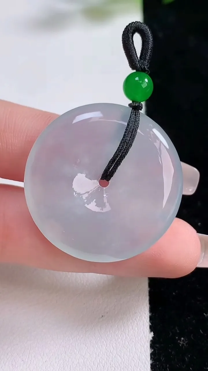 天然A货翡翠种白冰平安扣吊坠，尺寸32.5-5.8，重:11.95g
12月24日