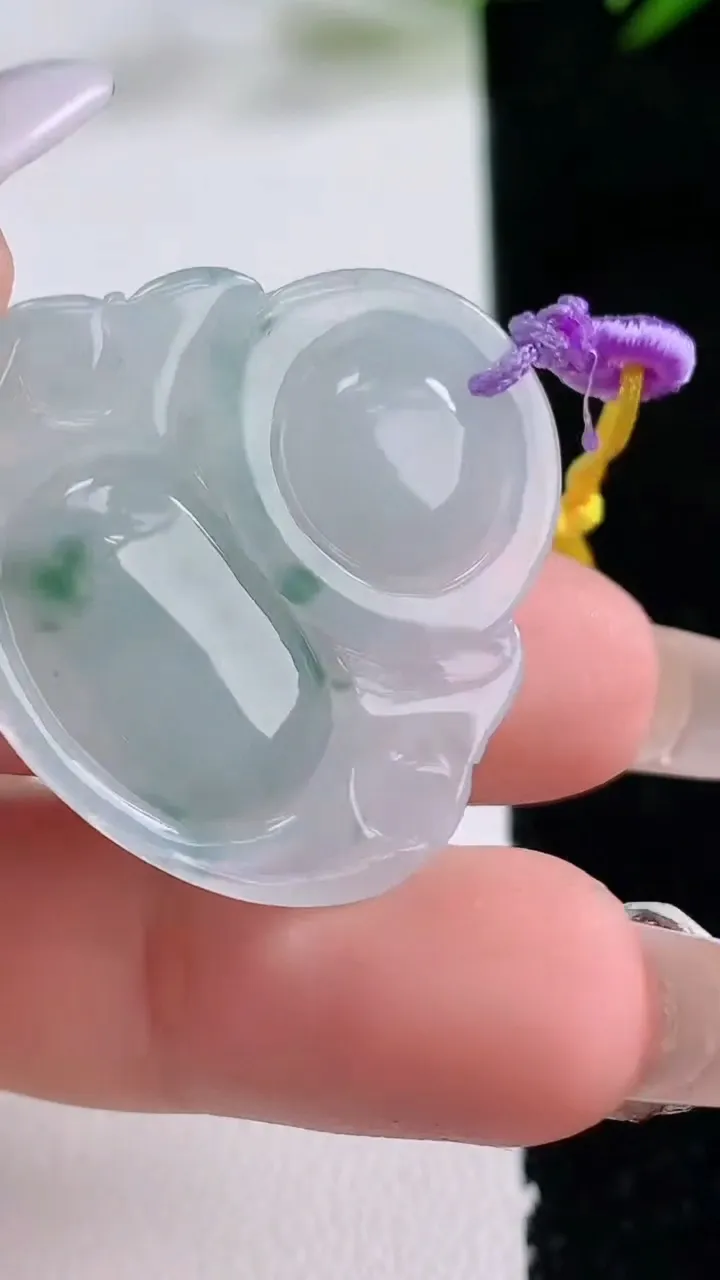 天然A货翡翠飘花佛公吊坠，尺寸29.6-31.6-6，重量:8.04g
12月24日