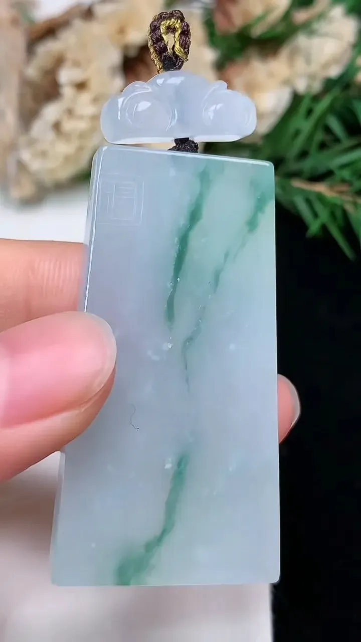 天然A货翡翠飘花无事牌吊坠，尺寸46.7-24.9-6，重量:22.69g
12月24日