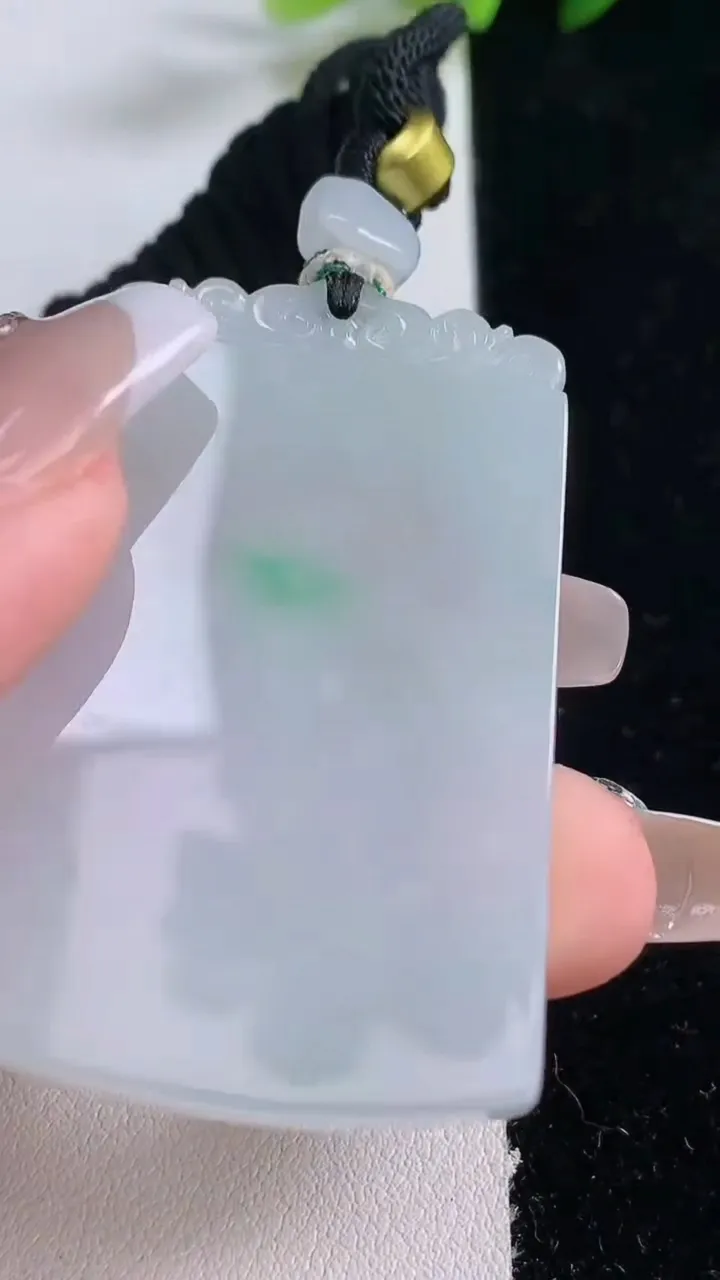 天然A货翡翠无事牌吊坠，尺寸49-31.5-4.4，重量:24.68g
12月24日