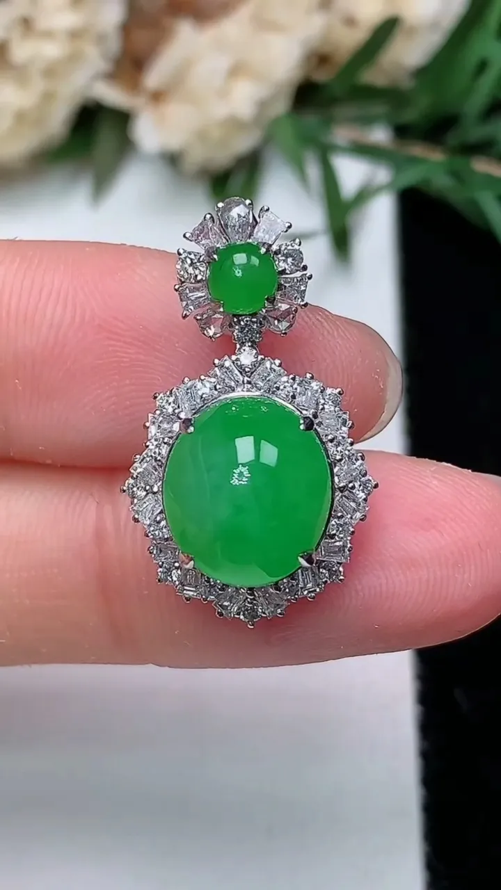 天然A货翡翠蛋面吊坠，尺寸23.9-14.4-11，裸石10.3-9，重量:3.75g
12月24日