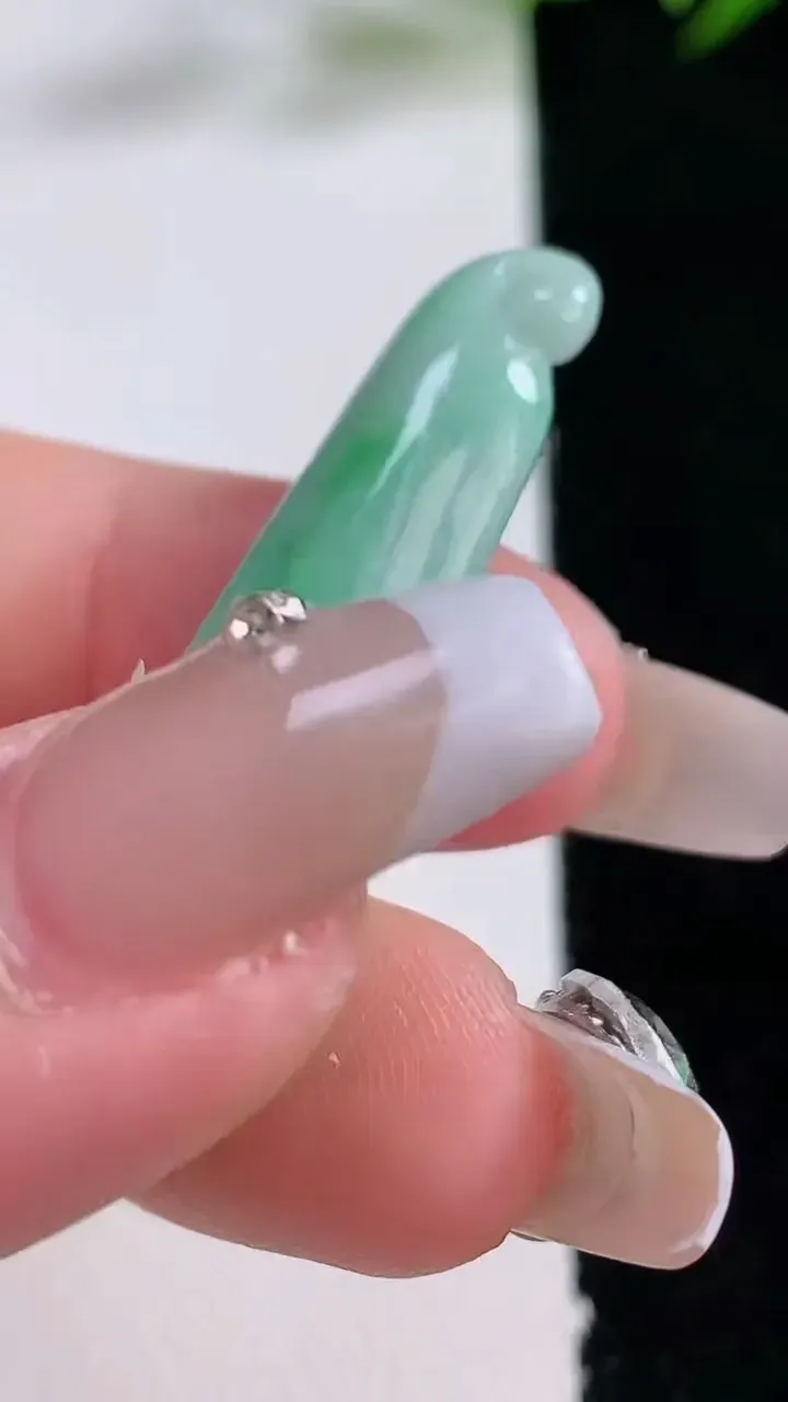 天然A货翡翠玉兰花吊坠，尺寸38.8-13.7-7，重量:6.64g
12月24日