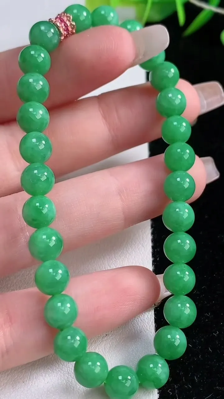 天然A货翡翠圆珠手串，尺寸6.8-28颗，重量:15.94g12月24日
工厂直销收藏佳品,种好水足，色泽均匀，有种有色，上手高大气！