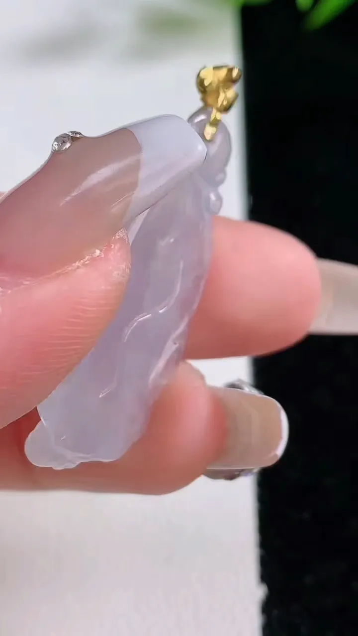 天然A货翡翠种白冰莲蓬吊坠，尺寸35-15.7-7，重量:5.71g
12月24日