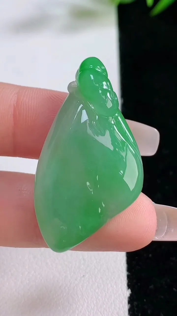 天然A货翡翠福瓜吊坠，尺寸39-21-8，重量:10.36g
12月24日