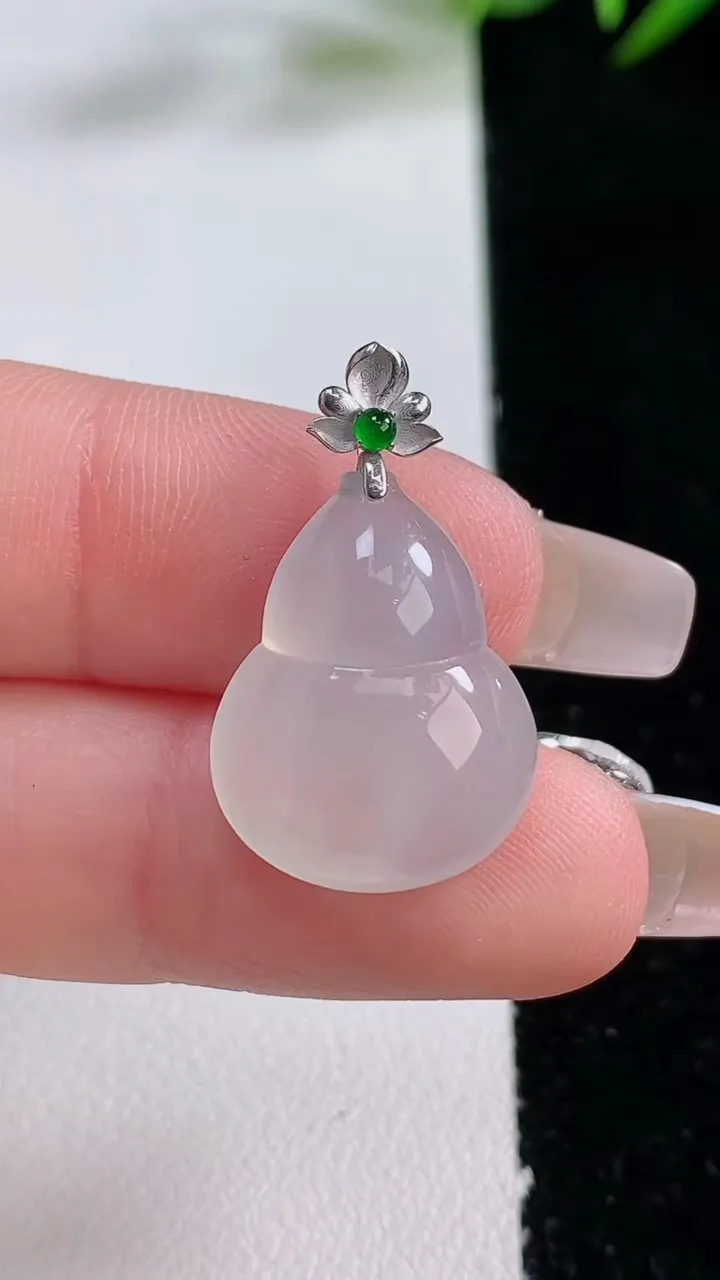 天然A货翡翠种白冰葫芦吊坠，尺寸18.5-15.5-5.7，重量:2.95g
12月24日