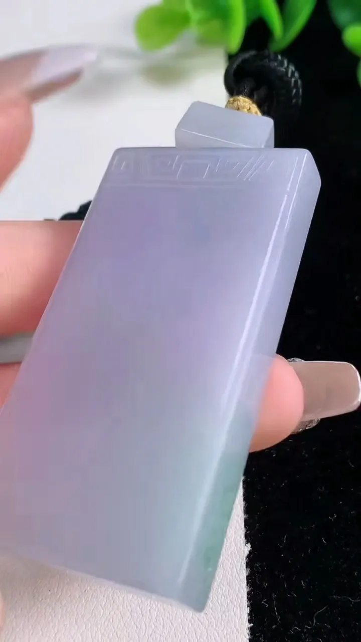 天然A货翡翠春带彩紫罗兰无事牌吊坠，尺寸59-31.2-9.3，重量:62.76g
12月24日