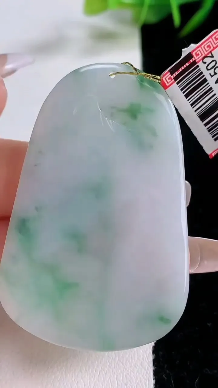 天然A货翡翠生肖马吊坠，尺寸54.4-35.7-5.8，重量:18.51g
12月24日