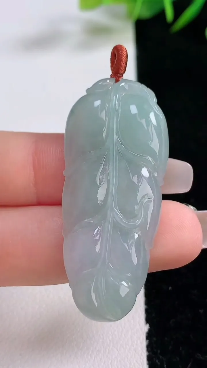 天然A货翡翠金枝玉叶 叶子吊坠，尺寸45.7-19.6-5，重量:8.89g
12月24日