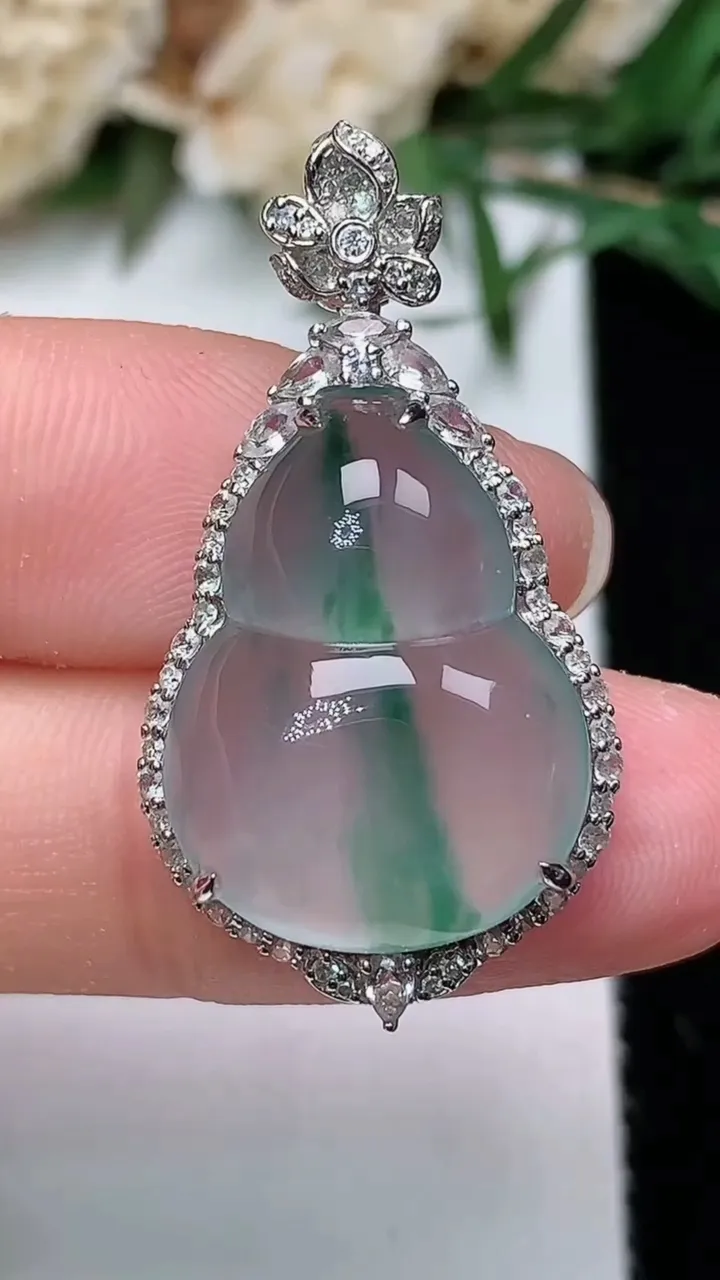 天然A货翡翠飘花葫芦吊坠，尺寸32.3-17.4-8.5，裸石19.6-15
12月24日