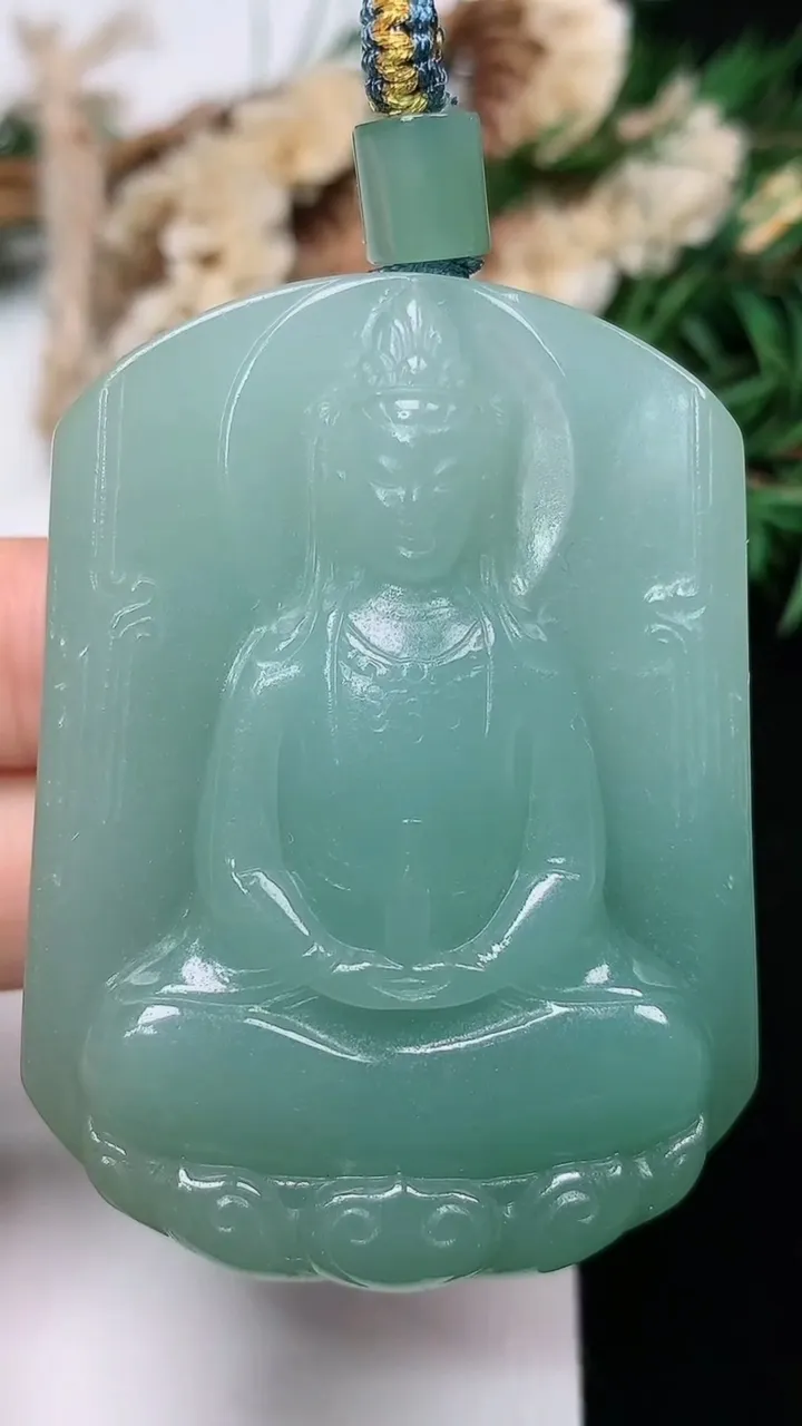 天然A货翡翠素衣观音吊坠，尺寸52-38.8-13，重量:61.01g
12月24日