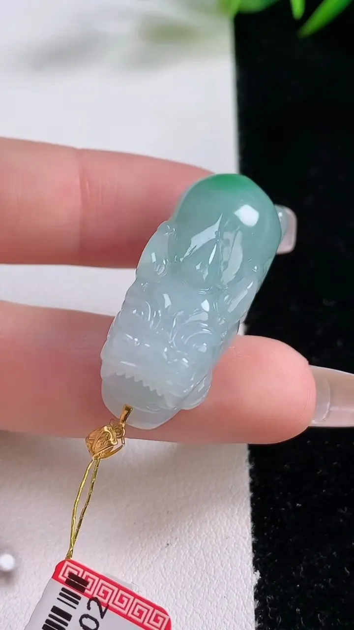 天然A货翡翠貔貅吊坠，尺寸32.7-13.6-14.5，重量:14.97g
12月24日