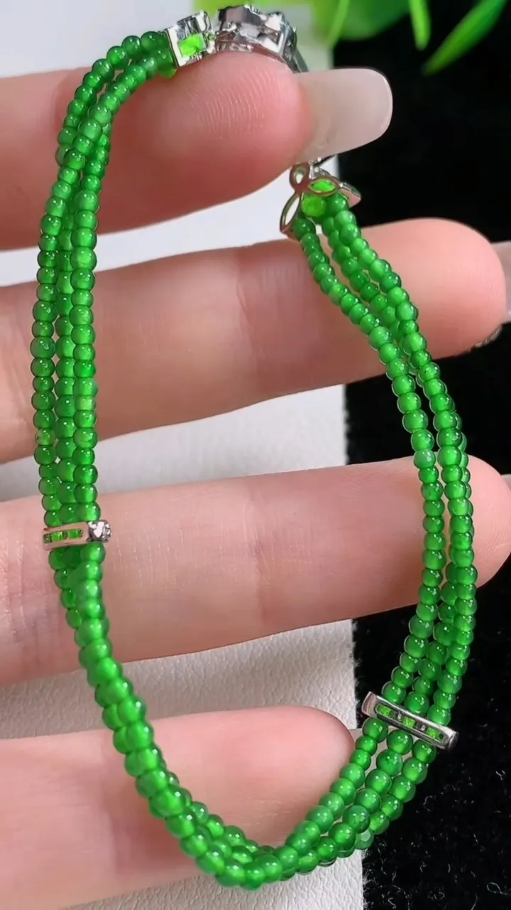 天然A货翡翠小米珠三排手串，尺寸2.3，重量:5.28g12月24日
工厂直销收藏佳品,种好水足，色泽均匀，有种有色，上手高大气！