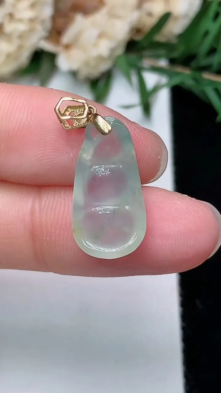 天然A货翡翠白冰福豆吊坠，尺寸17.8-9.5-4.2，重量:1.47g
12月24日