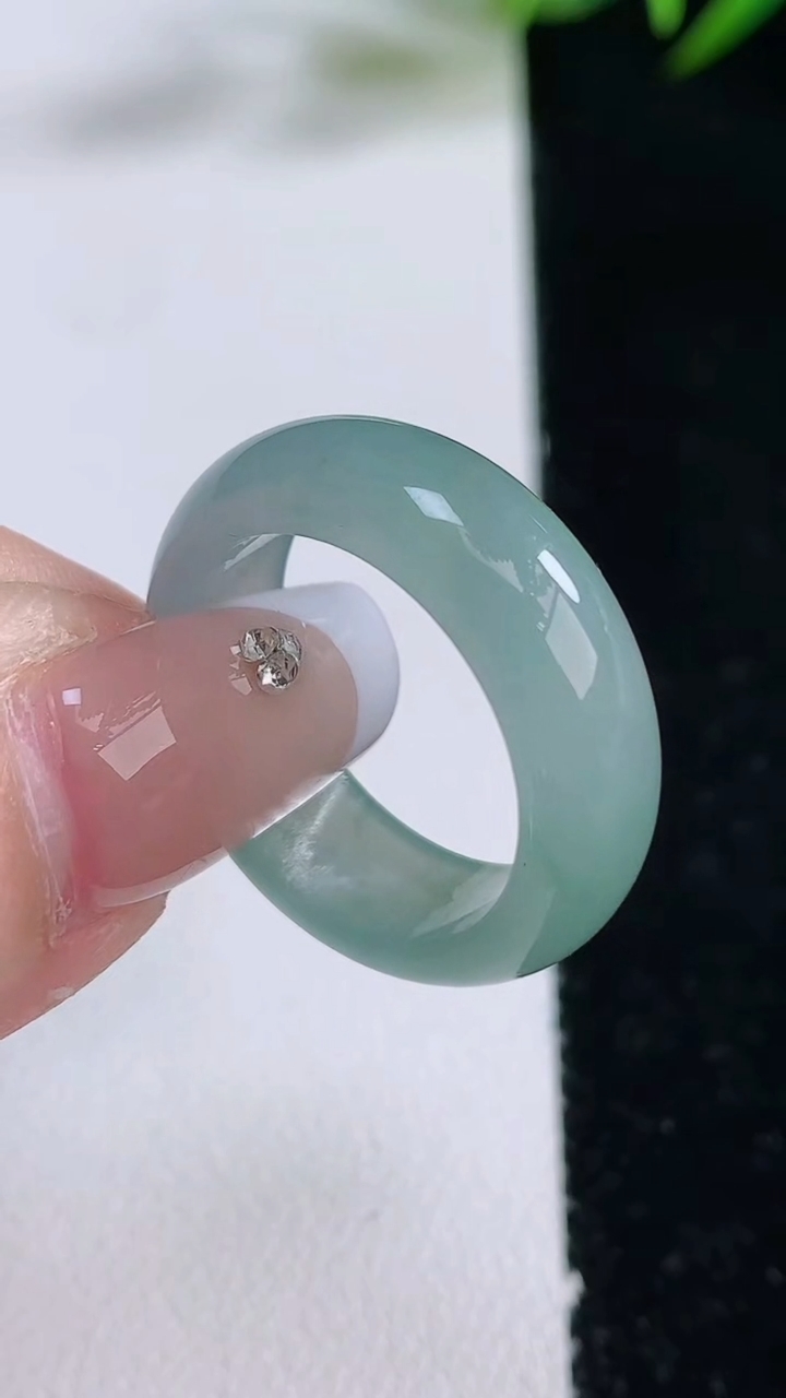 天然A货翡翠冰种飘花指环戒指，尺寸18.2-6.8-3.2，重量:4.81g2025年12月24日
工厂直销收藏佳品,种好水足，色泽均匀，有种有色，上手高大气！
