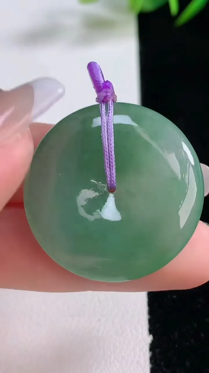 天然A货翡翠平安扣吊坠，尺寸31.2-6.3，重量:13.26g
12月24日