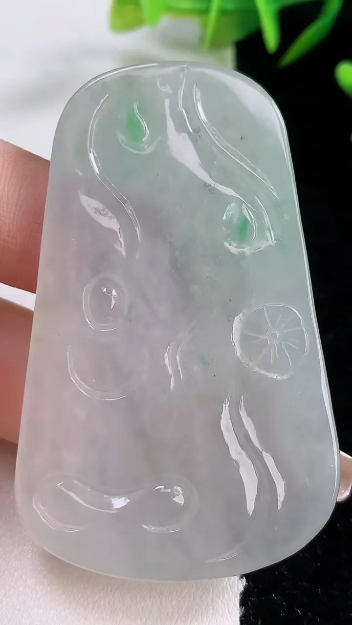 天然A货翡翠大日如来吊坠，尺寸61-37.6-6，重:30.28g
12月24日