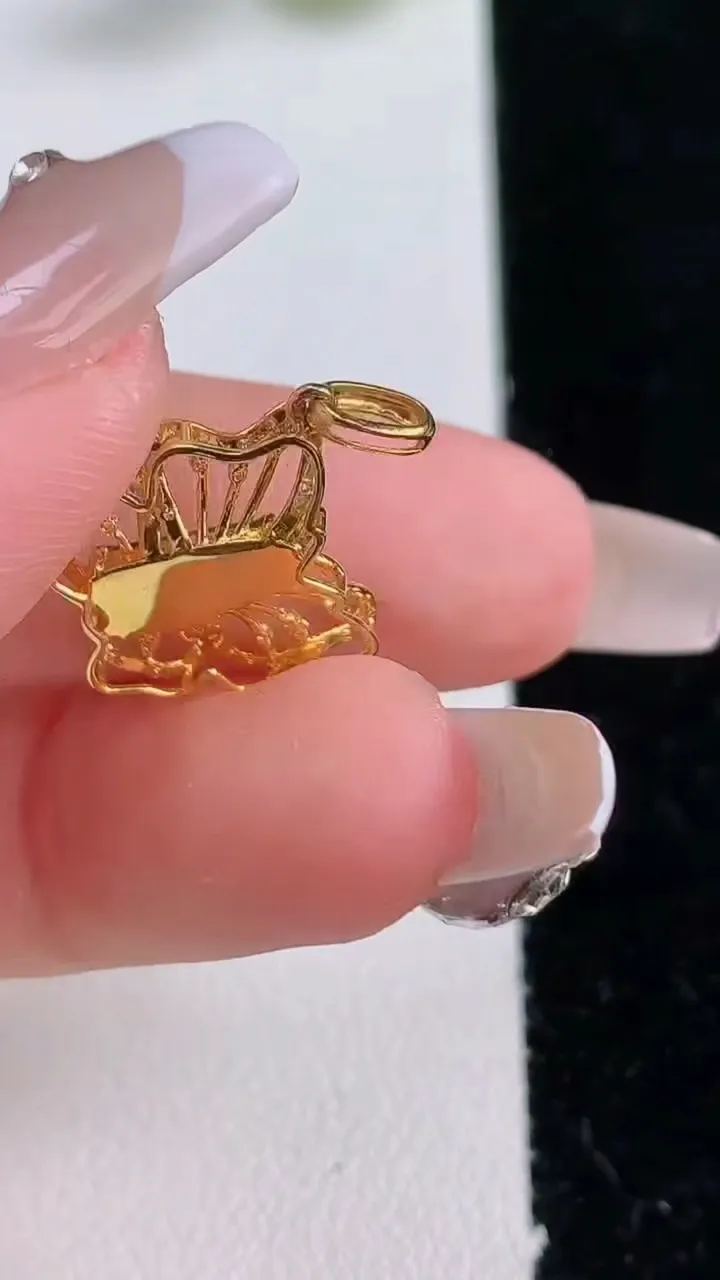 天然A货翡翠福豆吊坠，尺寸13.8-12-2.7，裸石10.3-4.2重量:1.14g
12月24日