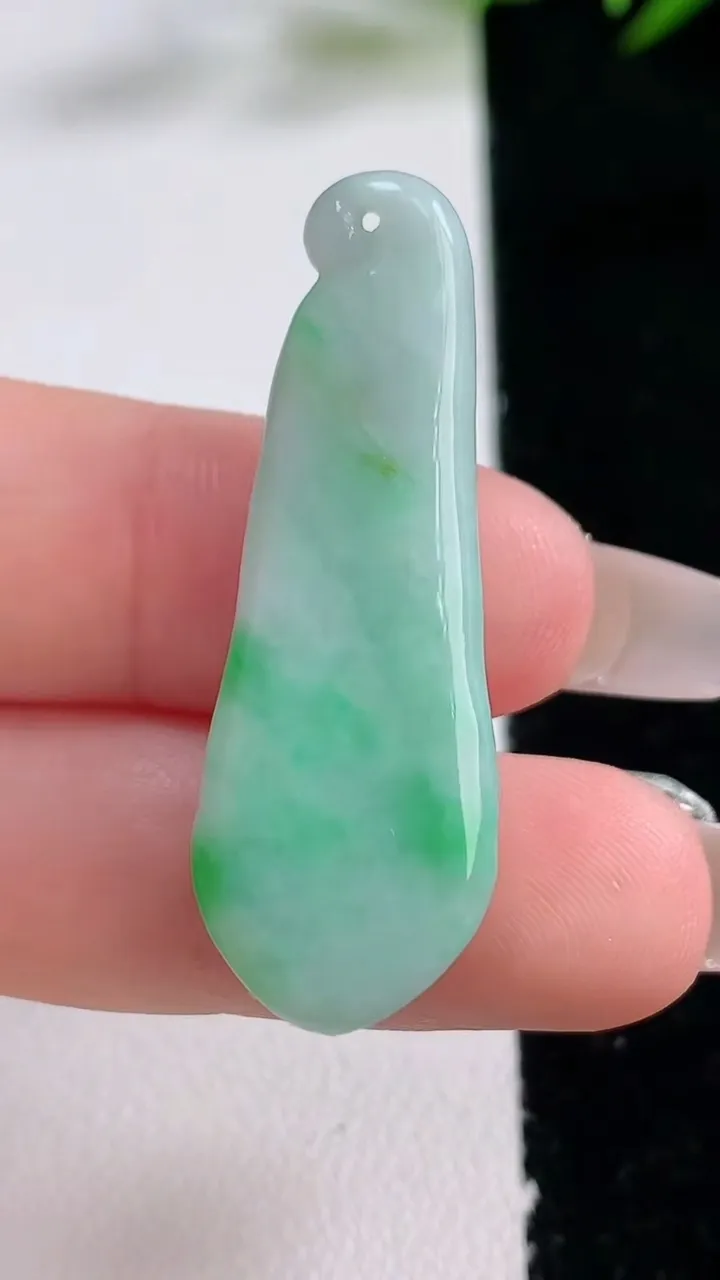 天然A货翡翠玉兰花吊坠，尺寸38.8-13.7-7，重量:6.64g
12月24日