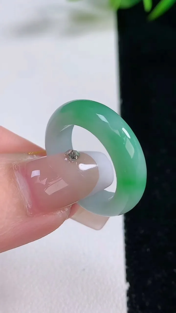 天然A货翡翠指环戒指，尺寸16.8-5.5-3.5，重量:4.18g2025年12月24日
工厂直销收藏佳品,种好水足，色泽均匀，有种有色，上手高大气！
