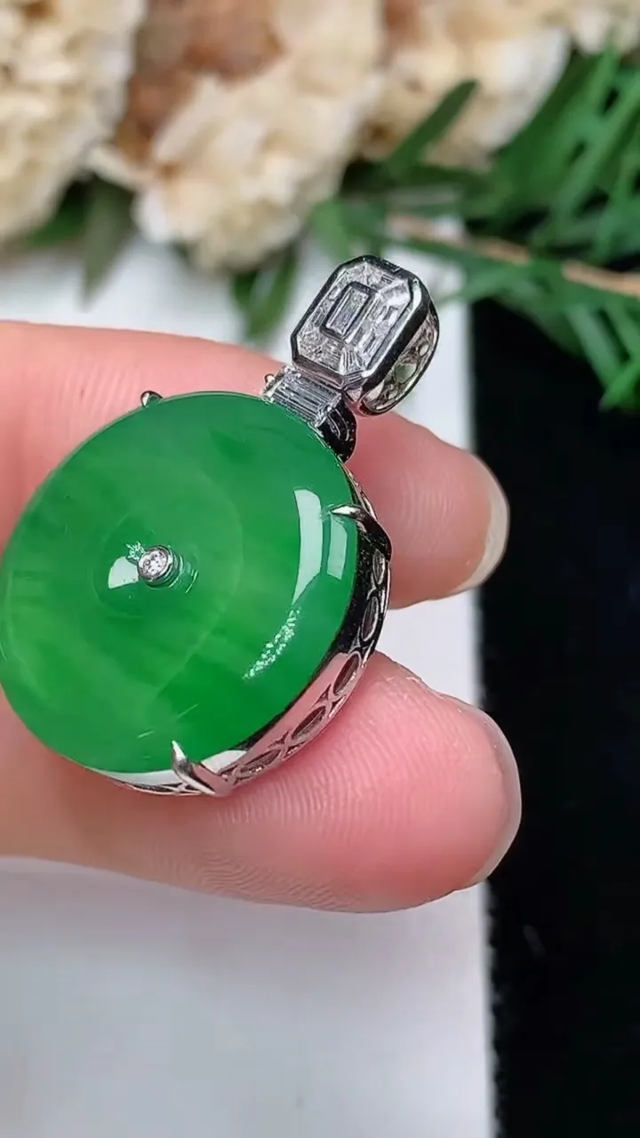 天然A货翡翠平安扣吊坠，尺寸18.6-7.5，重量:6.97g
12月24日