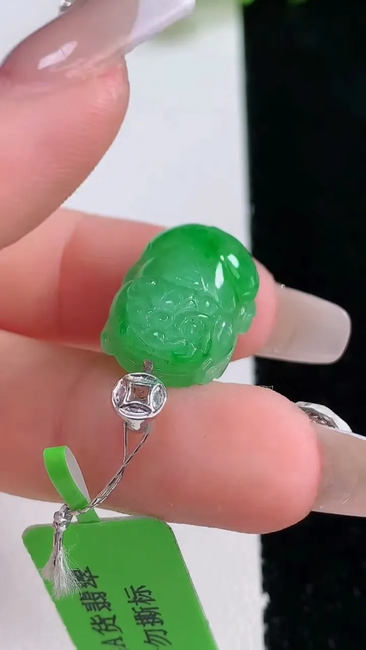 天然A货翡翠貔貅吊坠，尺寸18.6-13-7.4，重量:4.13g
12月24日