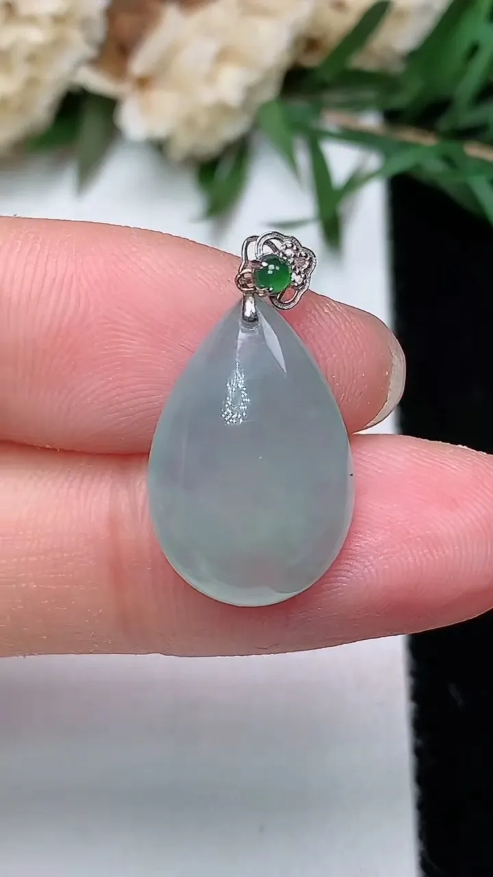 天然A货翡翠白冰水滴吊坠，尺寸17.3-11.9-5，重量:1.90g
12月24日