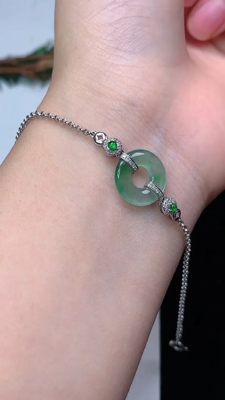 天然A货翡翠平安环手链，尺寸 12.8-2.3，重量:2.50g
12月24日