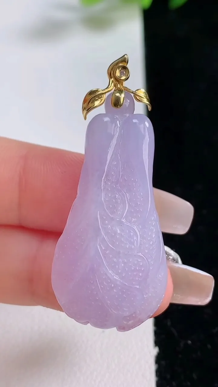 天然A货翡翠18K金紫罗兰白菜吊坠，尺寸37-19-8.3，重量:10.72g
12月24日