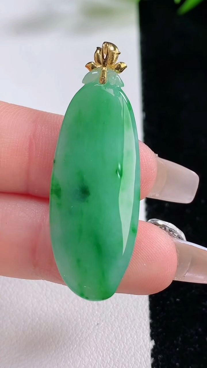 天然A货翡翠福瓜吊坠，尺寸37-15-5.6，重量:5.83g
12月24日