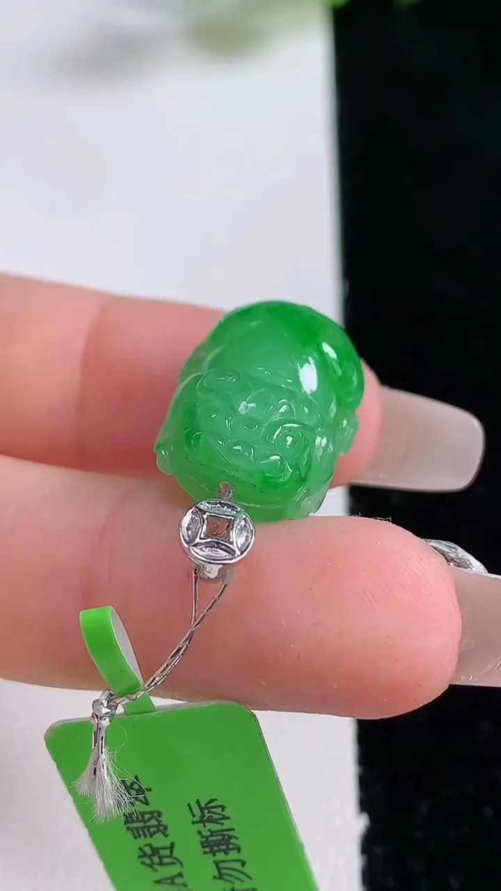 天然A货翡翠貔貅吊坠，尺寸18.6-13-7.4，重量:4.13g
12月24日