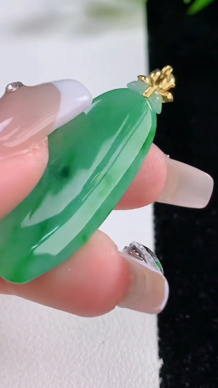 天然A货翡翠福瓜吊坠，尺寸37-15-5.6，重量:5.83g
12月24日