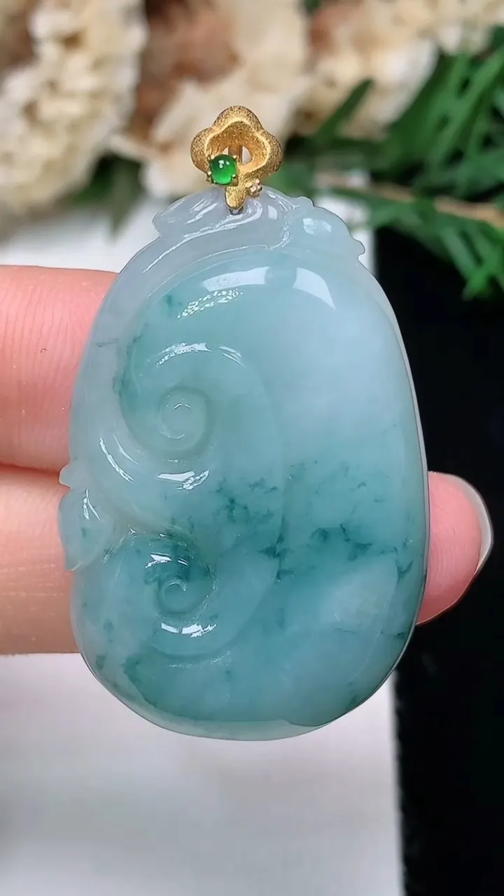 天然A货翡翠k金飘花如意吊坠，尺寸34.8-23-5.8，重量:9.83g
12月24日