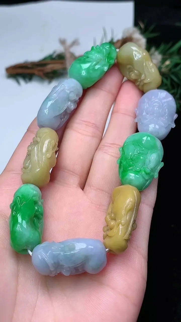 天然A货翡翠货三彩十八罗汉头手串，尺寸25-18.8-11.2-9颗，重量:74.19g12月24日