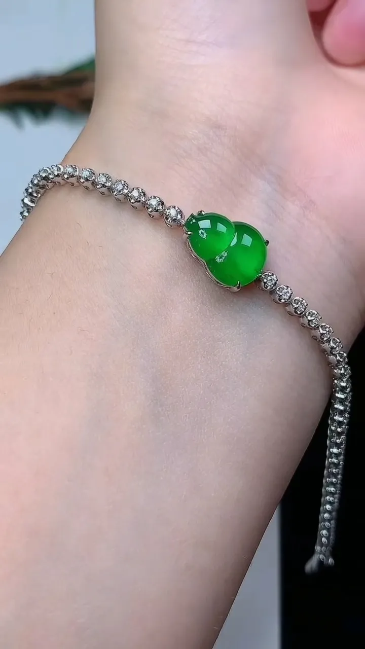 天然A货翡翠葫芦手链，尺寸11.6-8.6-5.1，重量:6.59g
12月24日