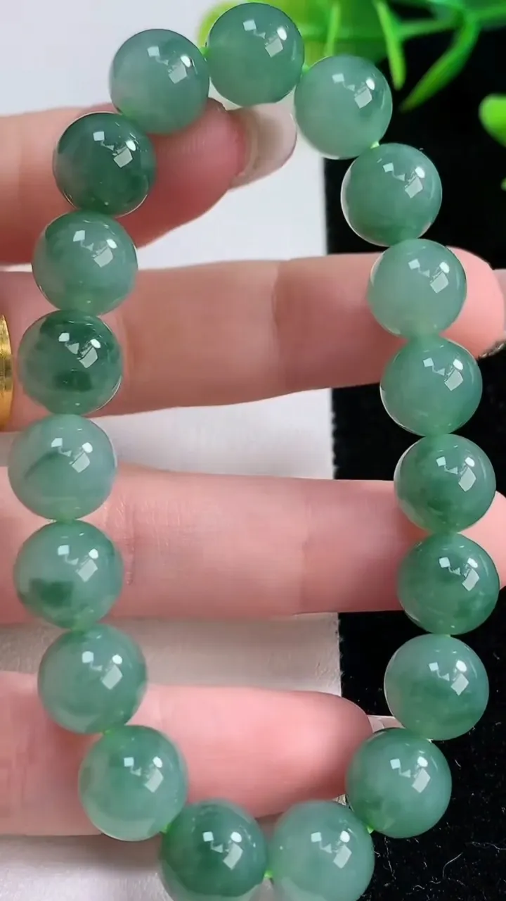 天然A货翡翠圆珠手串，尺寸10-19颗，重量:32.26g12月24日
工厂直销收藏佳品,种好水足，色泽均匀，有种有色，上手高大气！