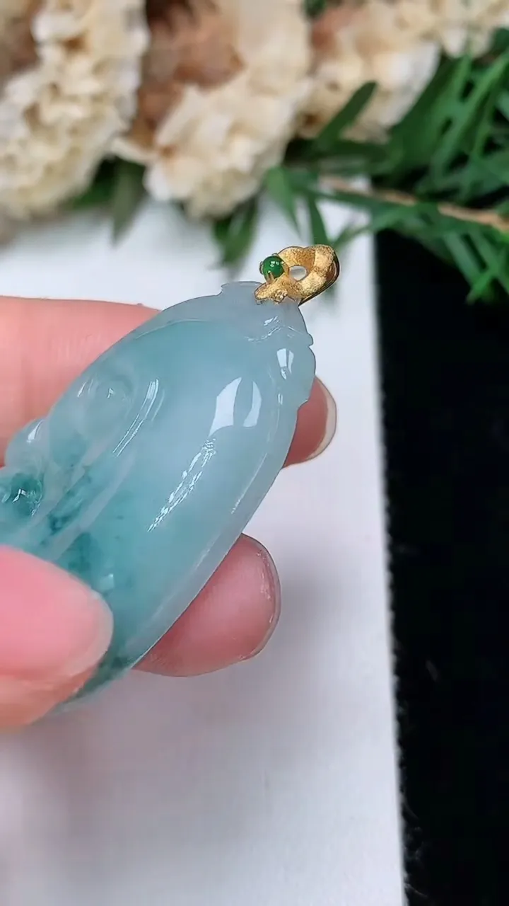 天然A货翡翠k金飘花如意吊坠，尺寸34.8-23-5.8，重量:9.83g
12月24日