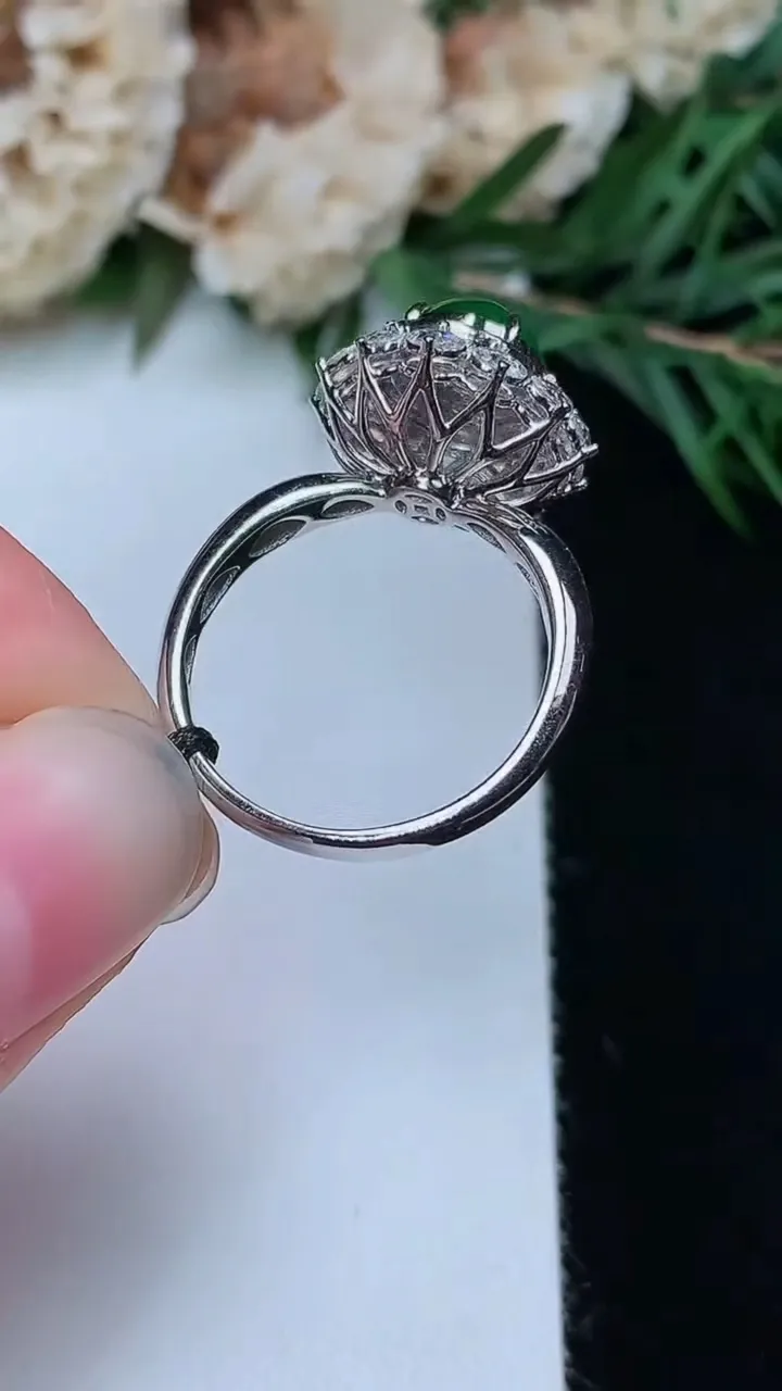 天然A货翡翠蛋面戒指，尺寸17-7.8-7.2，重量:3.95g2025年12月24日
工厂直销收藏佳品,种好水足，色泽均匀，有种有色，上手高大气！