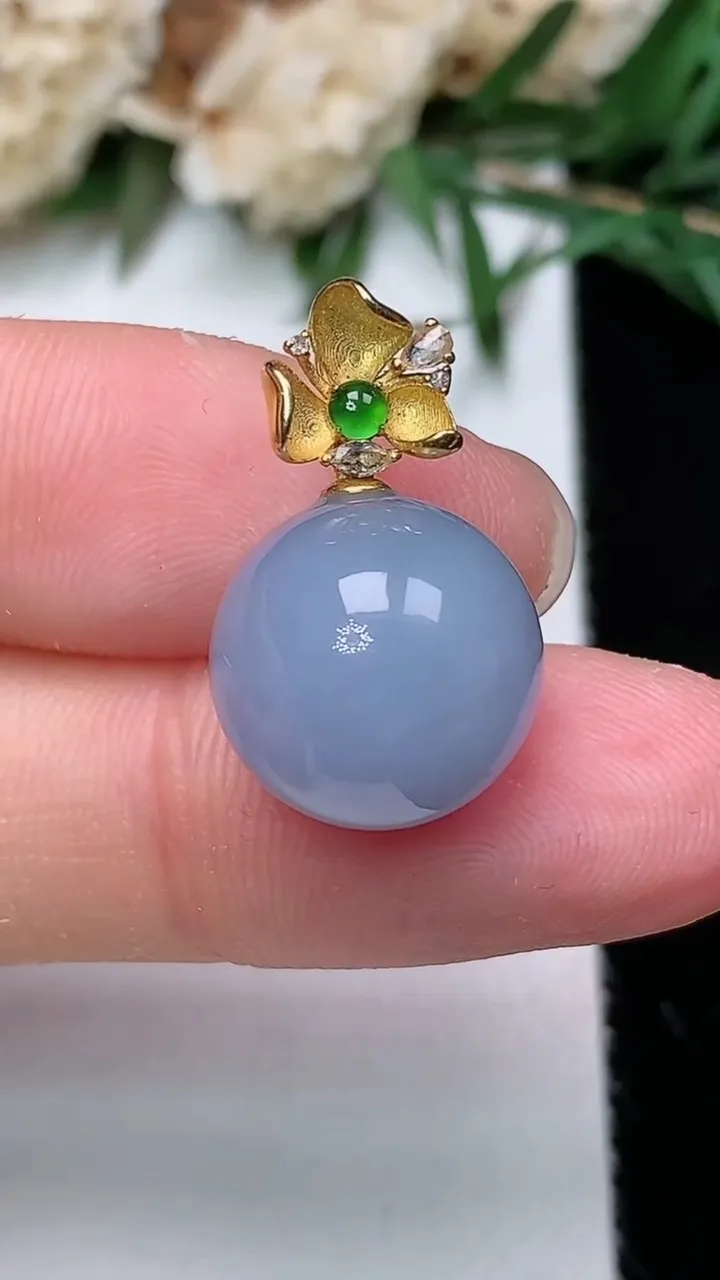 天然A货翡翠k金紫罗兰圆珠吊坠，尺寸12.6，重量:3.98g
12月24日